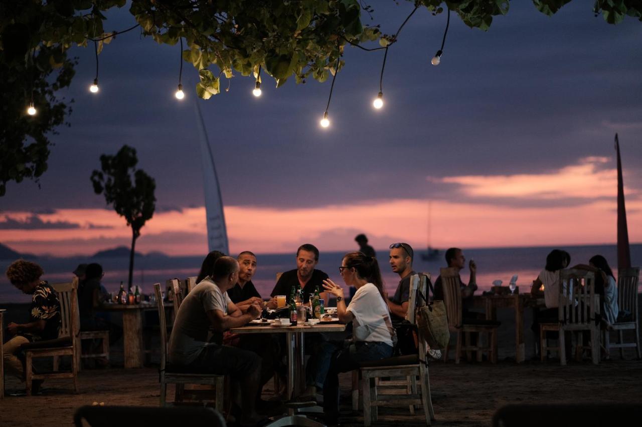 Puri Sari Beach Hotel Labuan Bajo Esterno foto