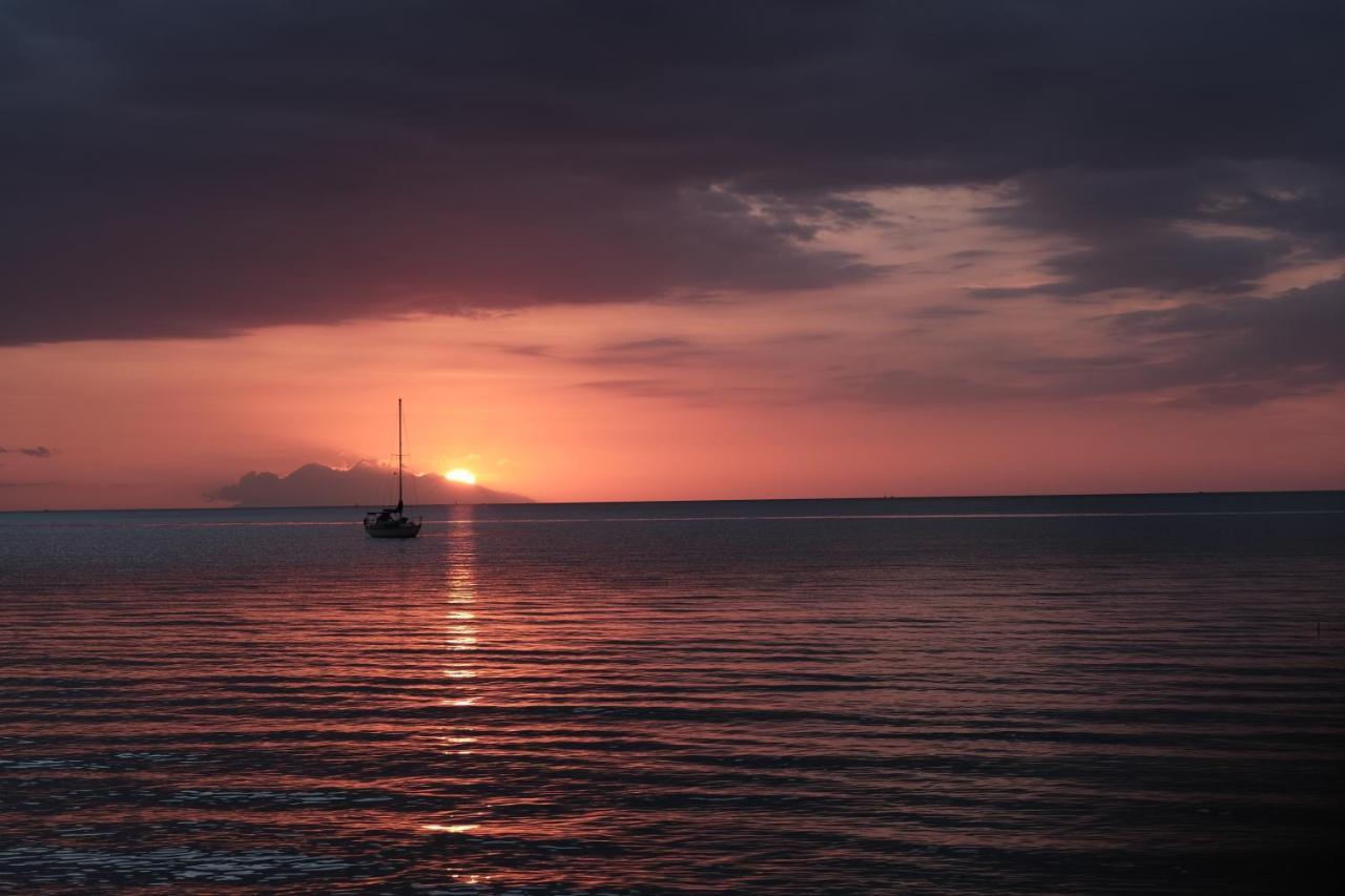 Puri Sari Beach Hotel Labuan Bajo Esterno foto