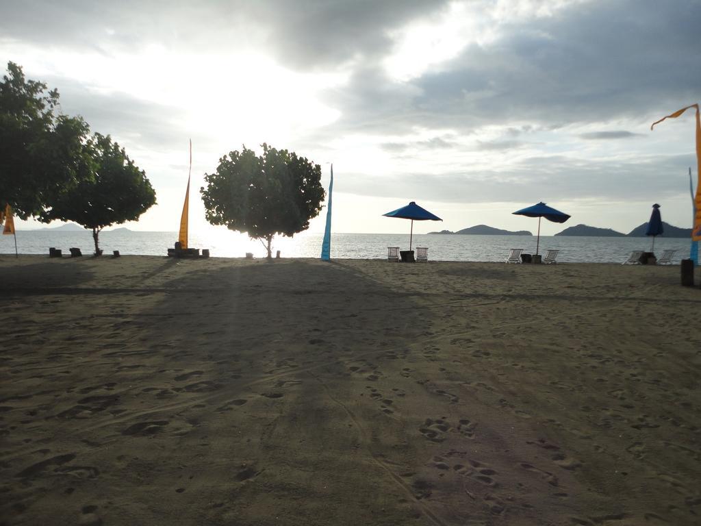 Puri Sari Beach Hotel Labuan Bajo Esterno foto