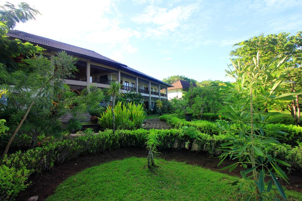 Puri Sari Beach Hotel Labuan Bajo Esterno foto