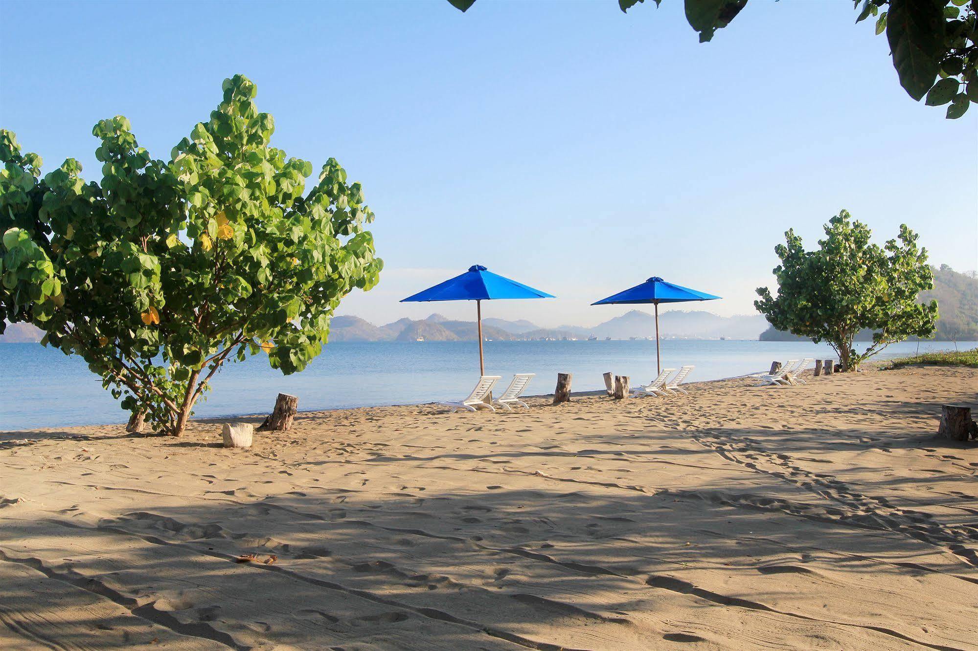 Puri Sari Beach Hotel Labuan Bajo Esterno foto