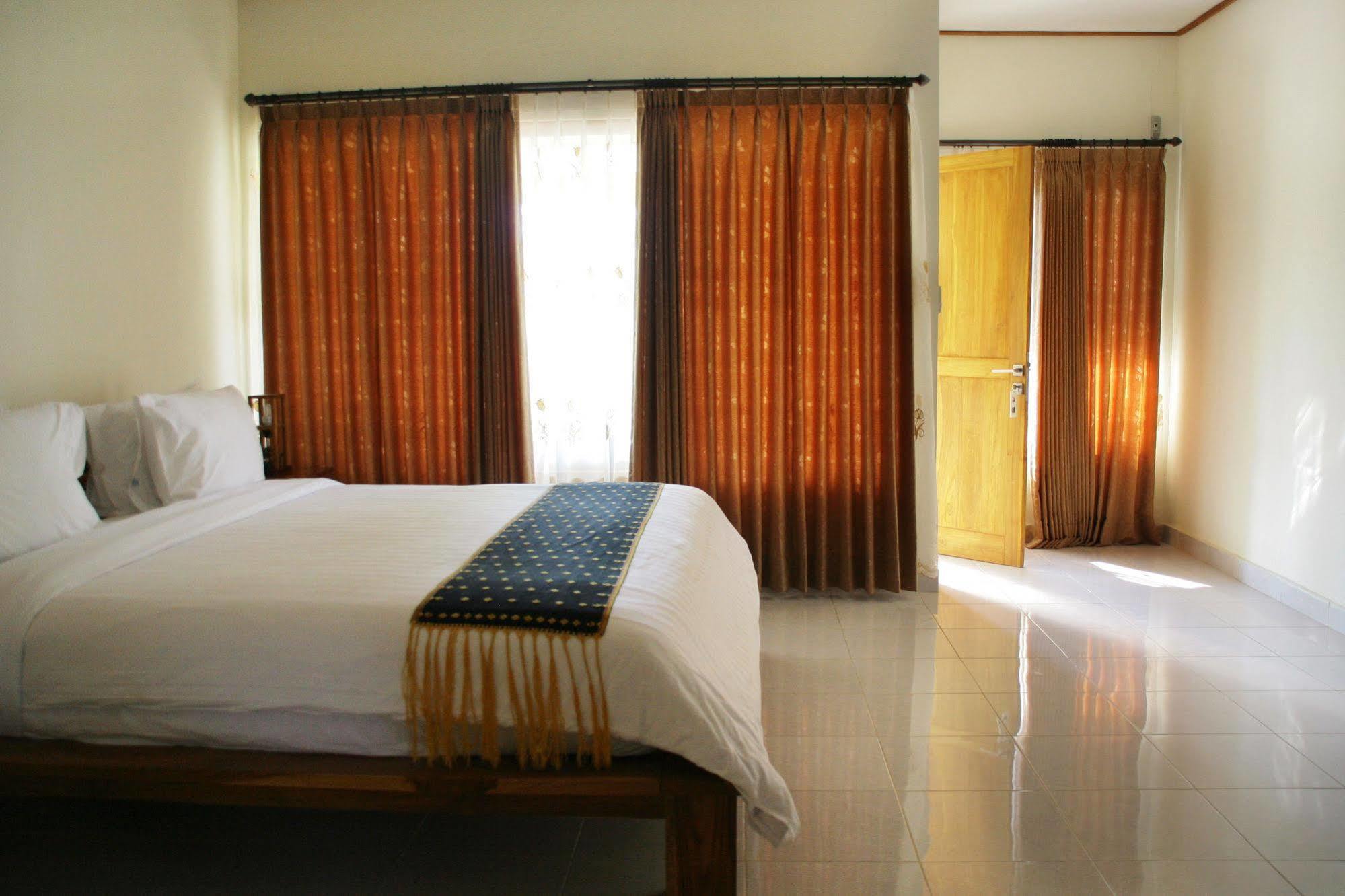 Puri Sari Beach Hotel Labuan Bajo Esterno foto