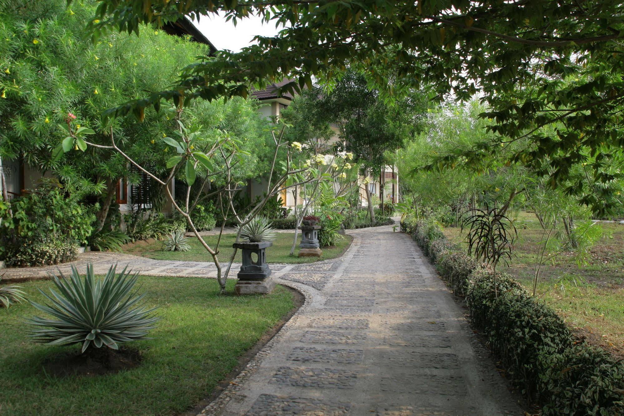 Puri Sari Beach Hotel Labuan Bajo Esterno foto