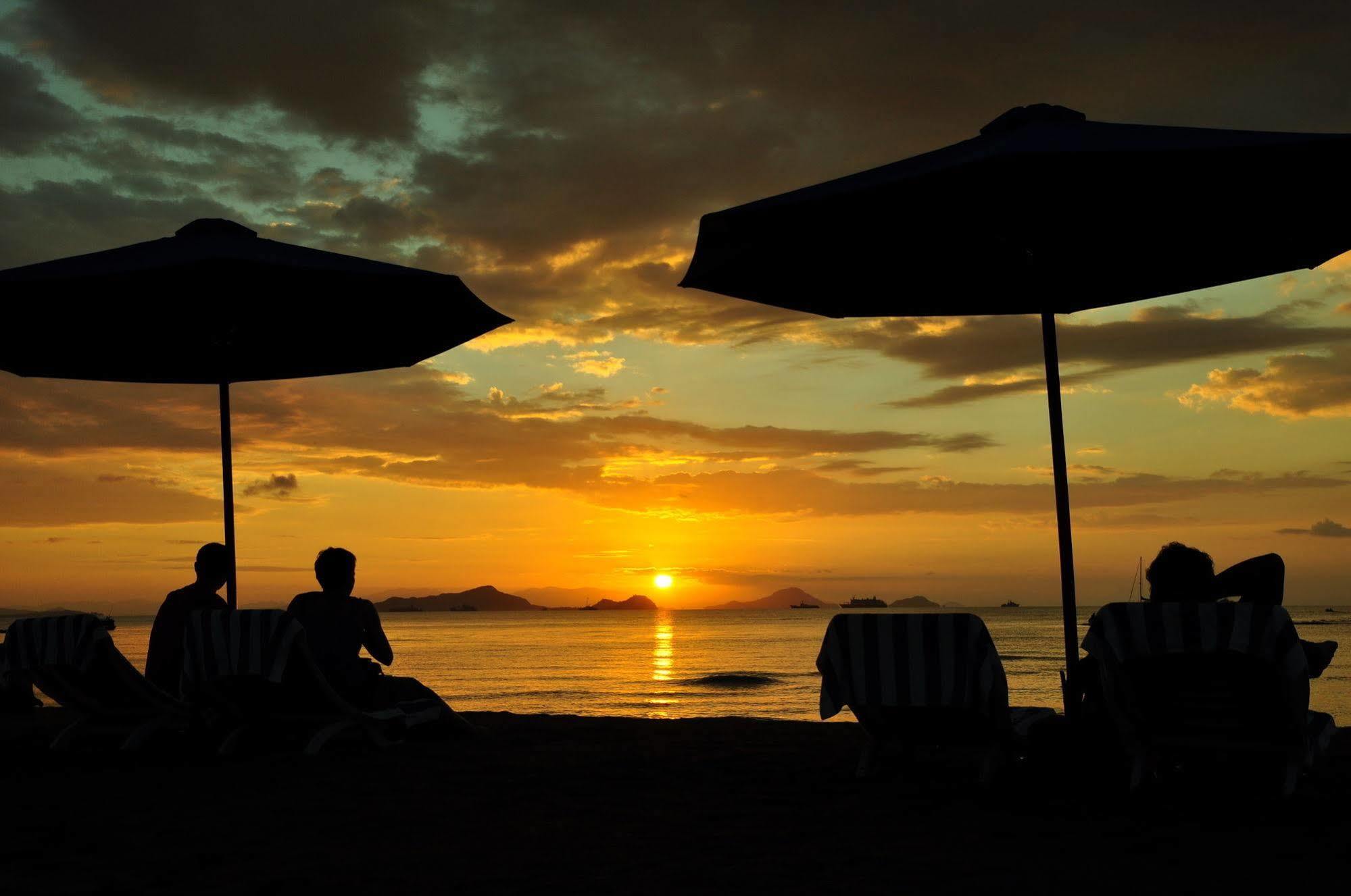 Puri Sari Beach Hotel Labuan Bajo Esterno foto