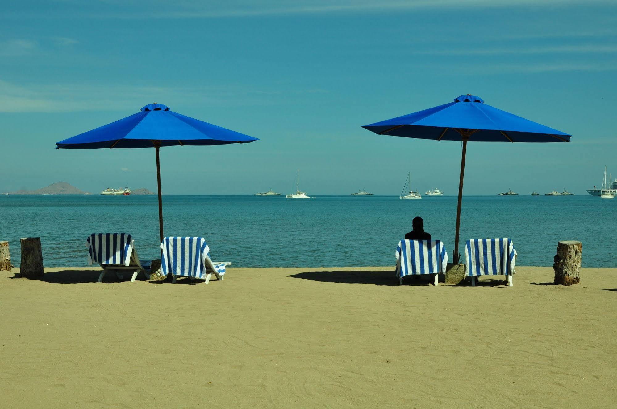 Puri Sari Beach Hotel Labuan Bajo Esterno foto