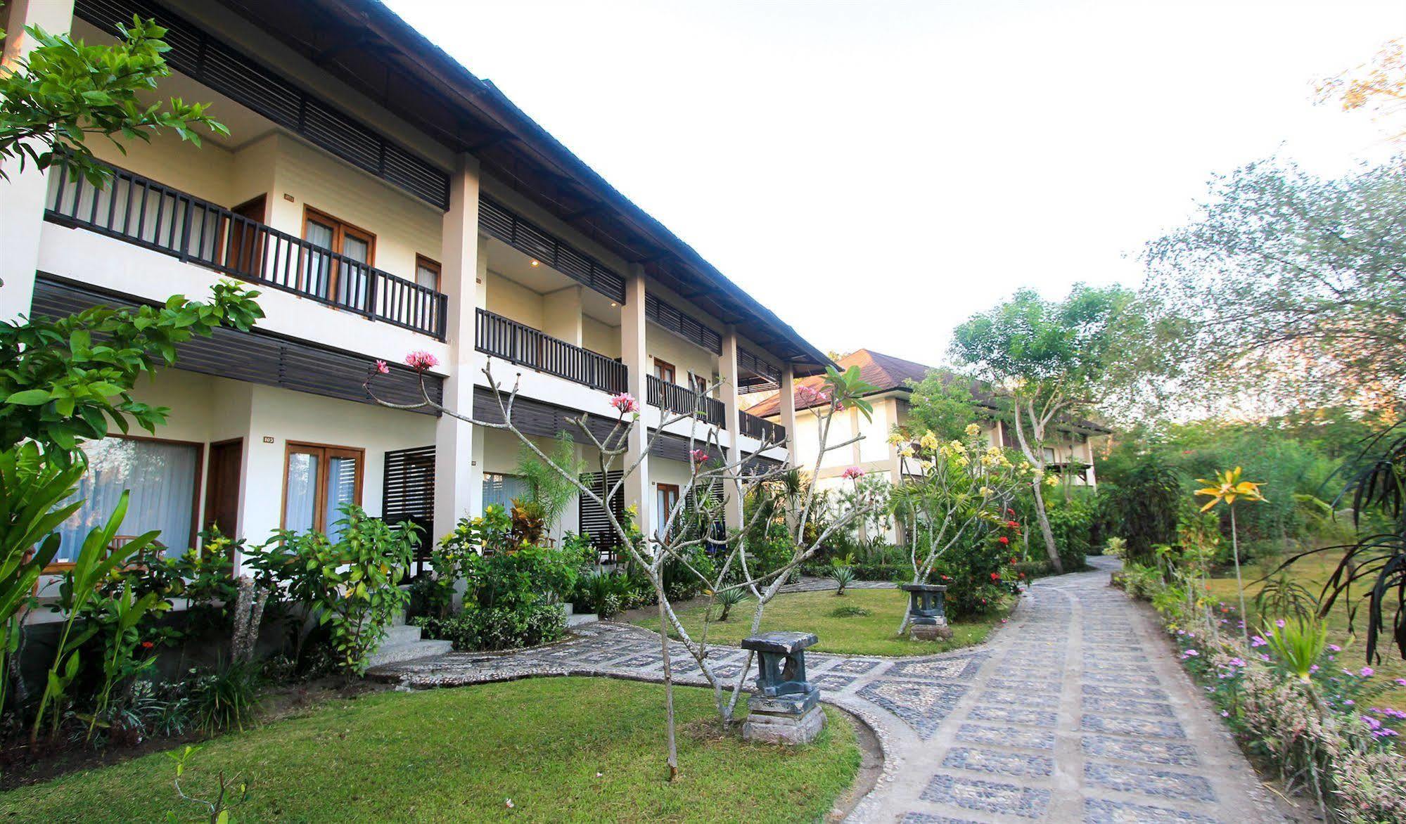 Puri Sari Beach Hotel Labuan Bajo Esterno foto